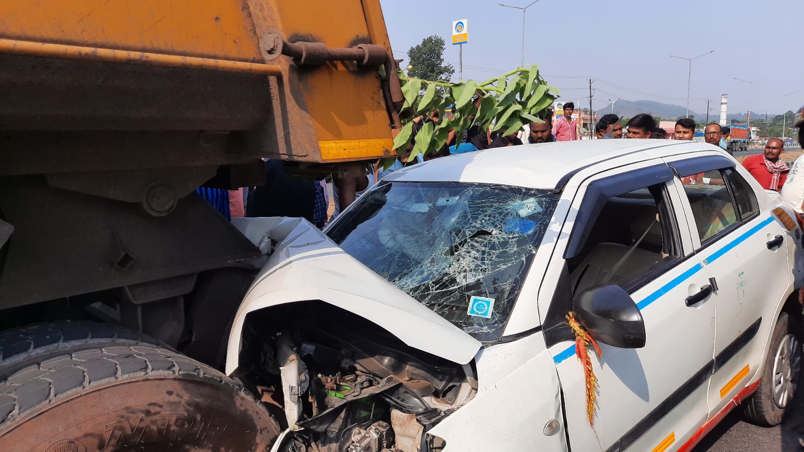 बरवड्डा में खड़े हाईवा से टकराई कार, एक की मौत