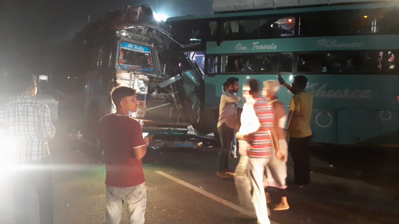 Breaking : दुमका के एक ढाबा के समीप बस और ट्रक के बीच भीषण टक्कर, कई लोग घायल