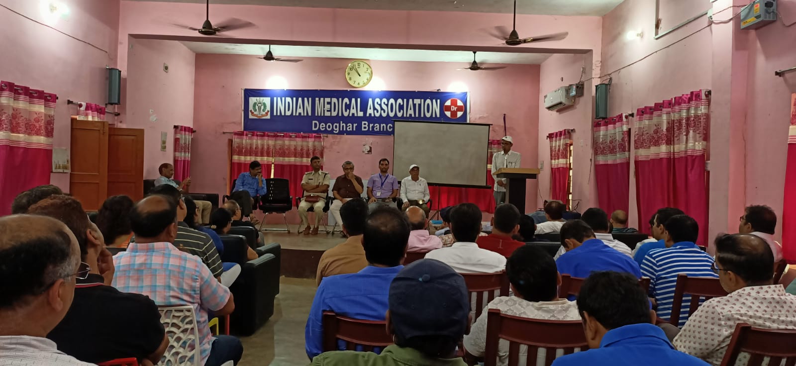 देवघर : 30 घंटों की हड़ताल के बाद इस मांग के साथ ड्यूटी पर लौटे डॉक्टर साहब