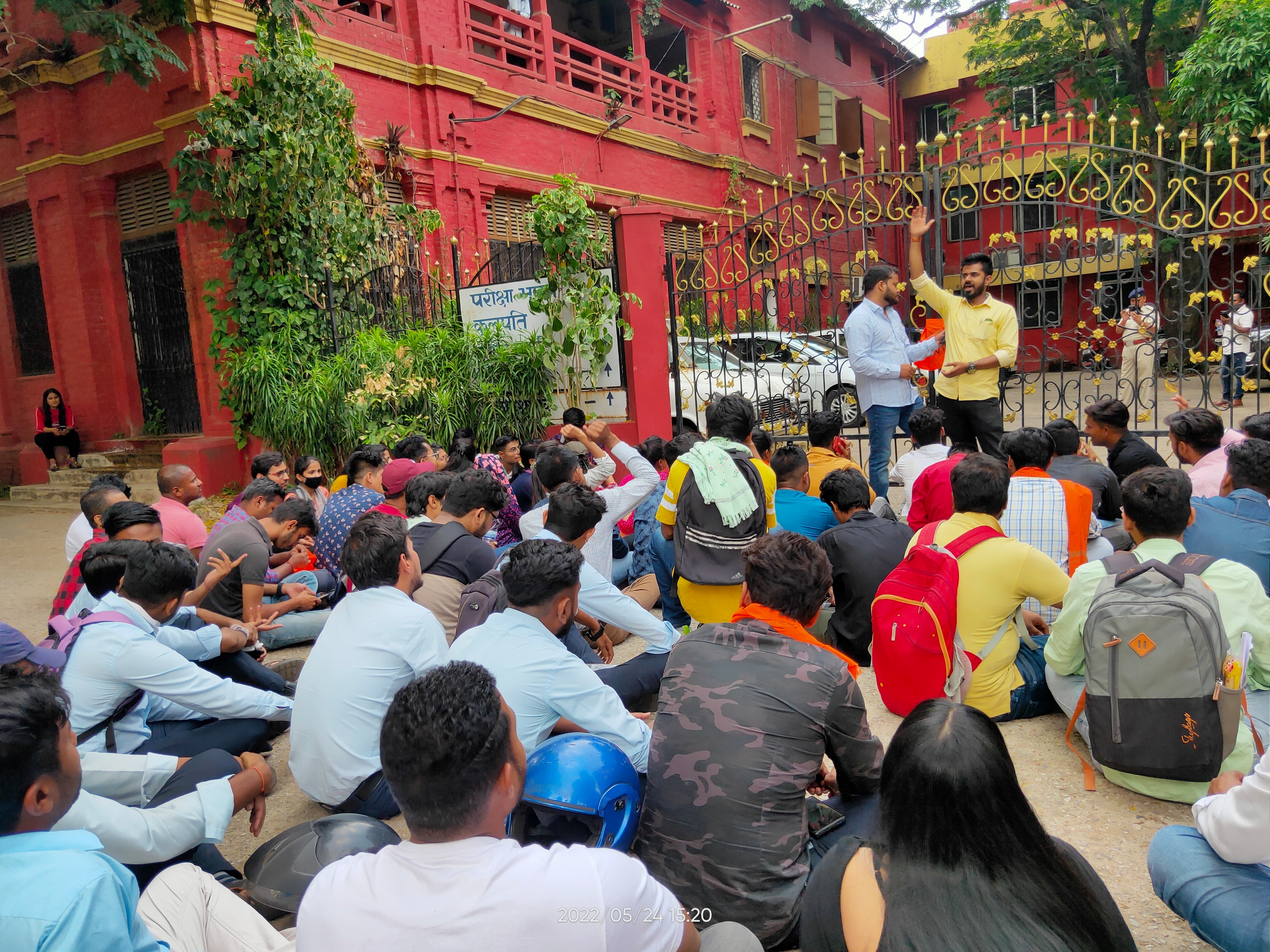 जेनरिक पेपर में सैकड़ों छात्र फेल, विरोध में ABVP ने विश्वविद्यालय में किया तालाबंदी