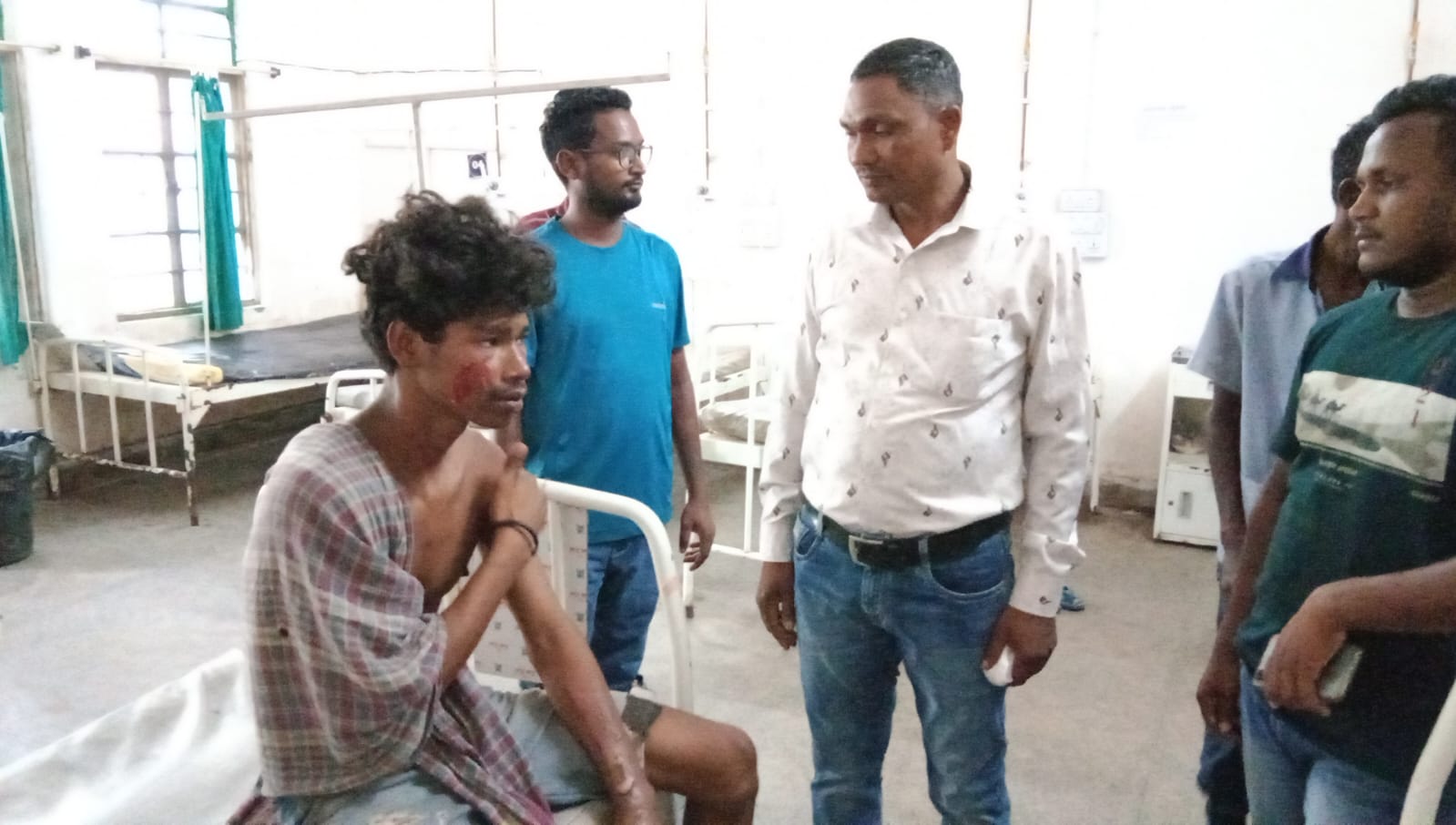 मायके जाने से किया मना, तो गुस्से में पत्नी ने किरोसिन छिड़क लगा ली शरीर में आग, बचाने के क्रम में पति भी झुलसा