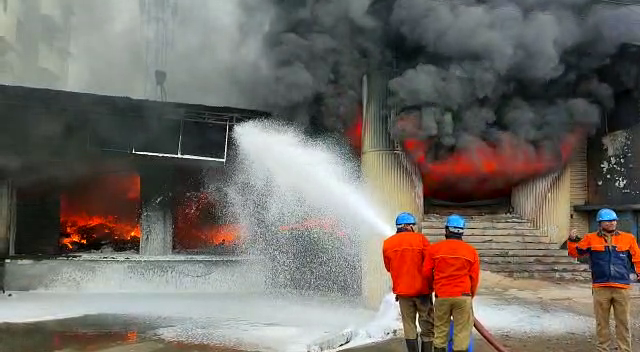 टायर गोदाम में लगी भीषण आग,  लाखों का नुकसान