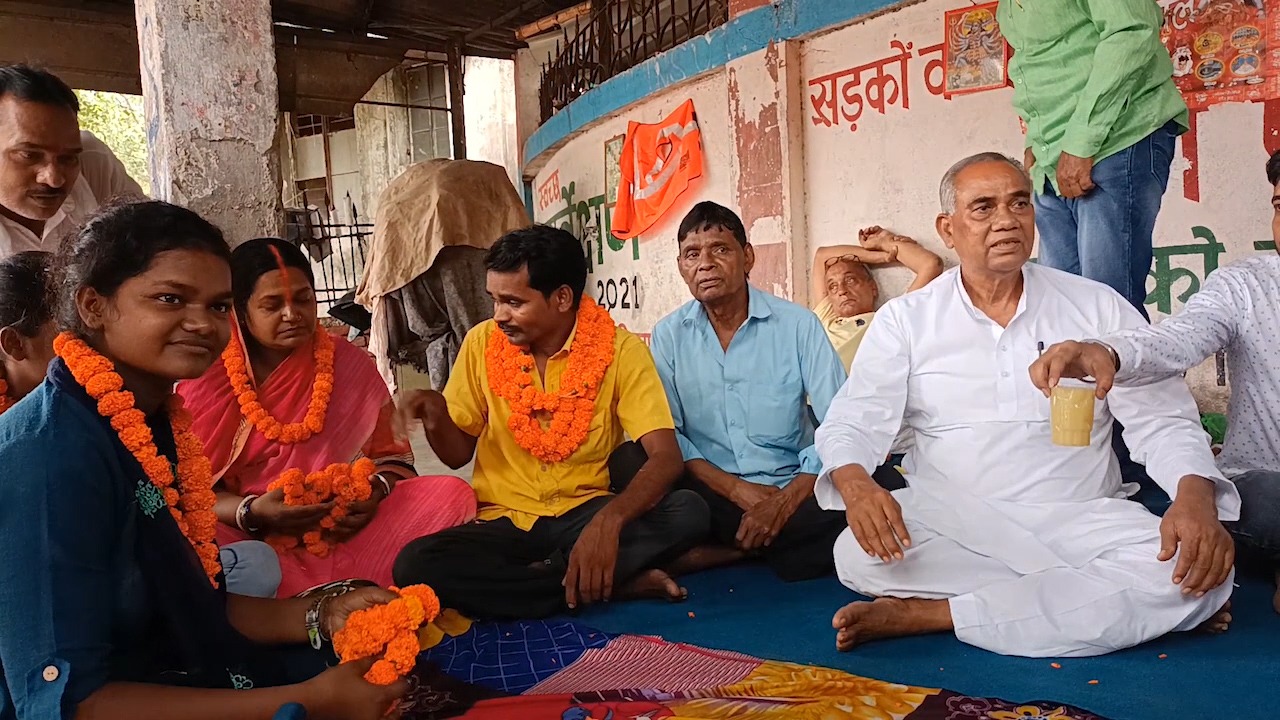 न्याय की जीत : 26 दिन बाद पीडि़त परिवार का टूटा अनशन, दुकान के सामने से हटा ईंट और टैंकर,