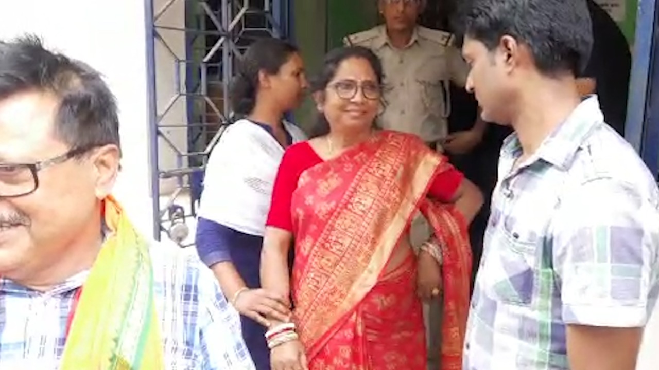 BREAKING : डीसीएलआर कार्यालय की दो महिला कर्मी को रिश्वत लेते रंगे हाथ एसीबी ने दबोचा