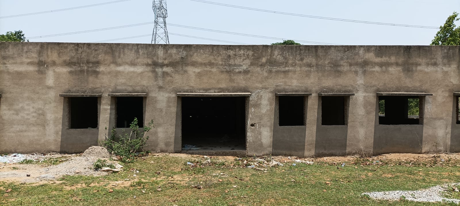 लाखों की लागत से बनाए गए कई सरकारी भवन फांक रहे धूल, आरोप के घेरे में प्रशासन