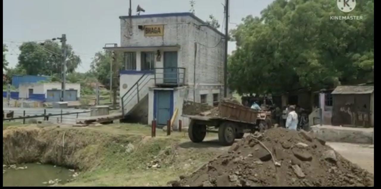 भागा में बंद रेलवे फाटक को खोलने का काम मिट्टी भराई से हुआ शुरू