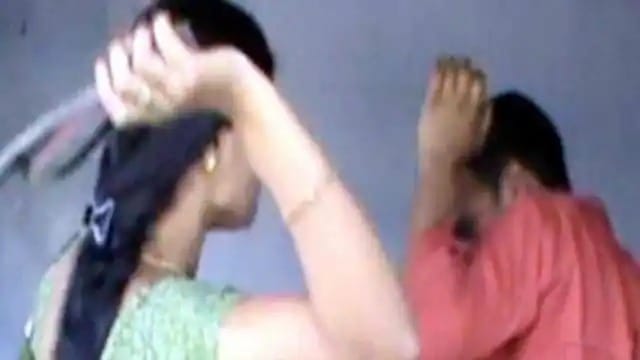 मनचले ने सरेआम पकड़ा महिला का हाथ, लोगों ने किया पुलिस के हवाले