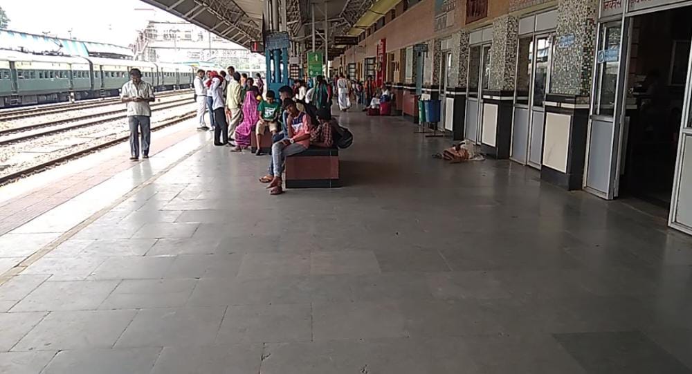 बिहार बंद को लेकर ट्रेनों का परिचालन रहा ठप, रेल यात्री रहे परेशान