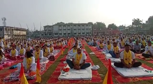 बाबानगरी और धनबाद में भी रही योग की बहार, देवघर विधायक नारायण दास हुए शामिल