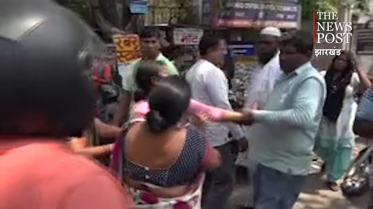 प्रेमी जोड़े की शादी में दीवार बने घर वाले, बीच सड़क जमकर हुआ हंगामा, जानिए मामला