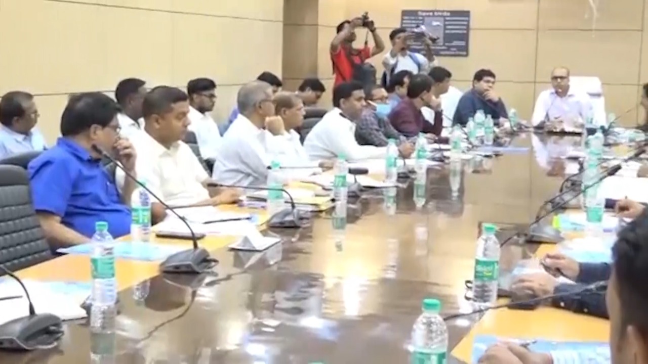 धनबाद शहर में हटेंगे अतिकमण- जिला सड़क सुरक्षा नई समिति की बैठक में DC संदीप सिंह ने दिया निर्देश