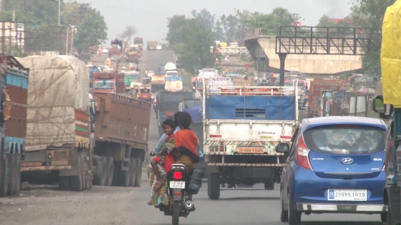 DHANBAD : अगर आप भी जीटी रोड से गुजर रहे हों, तो रहें सावधान- जानिए वजह