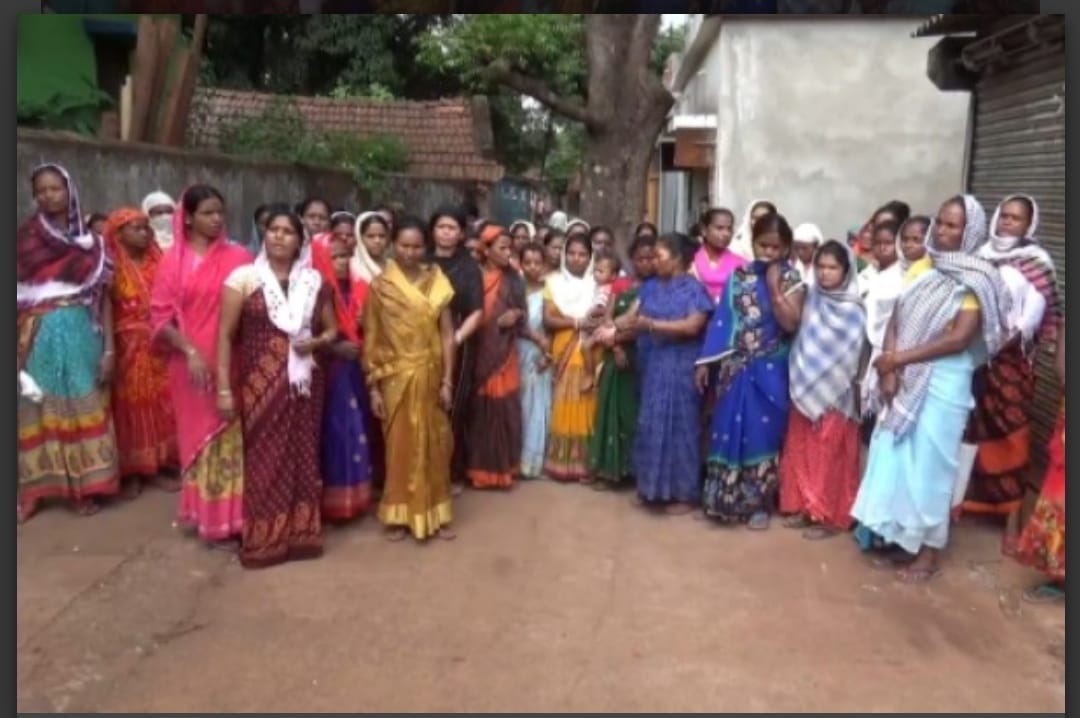 एक पति-पत्नी को क्यों ढूंढ रही हैं बड़ाजामदा की सैकड़ो महिलाएं, जानिये