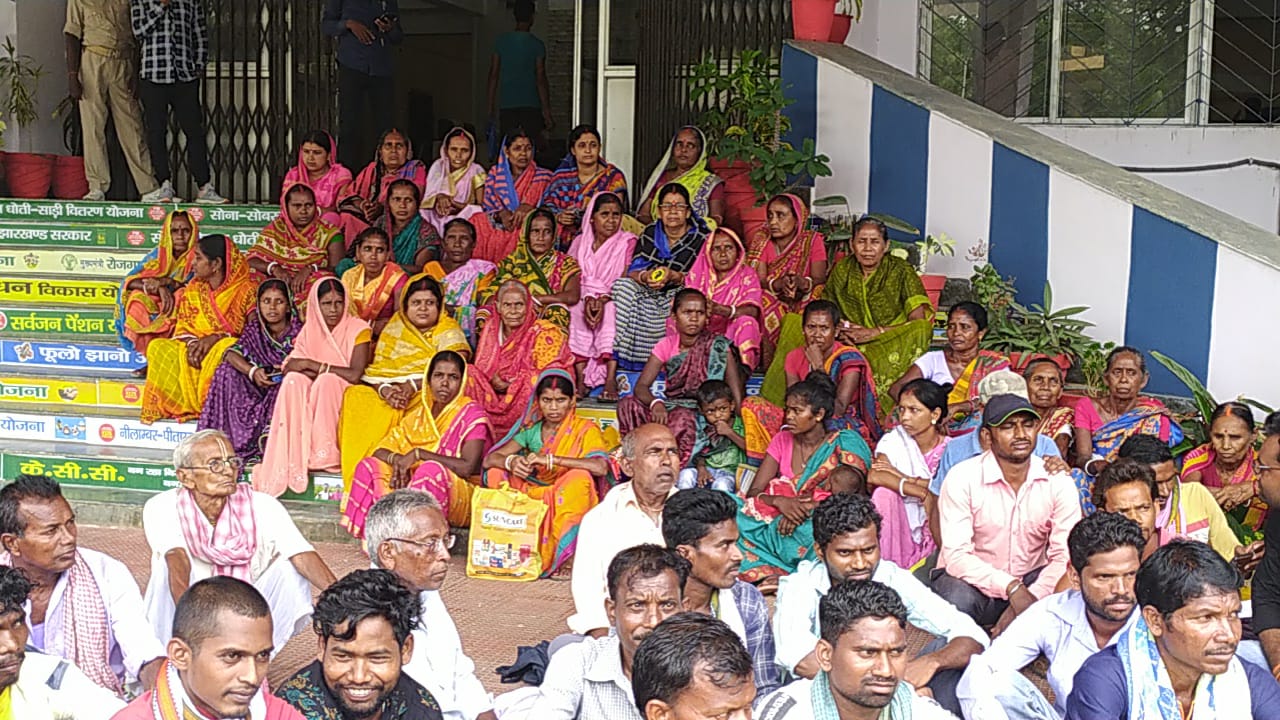 प्रशासन की लापरवाही से नहीं बन पा रहा सड़क, आदिवासी और गैर आदिवासी परिवारों के बीच तनाव