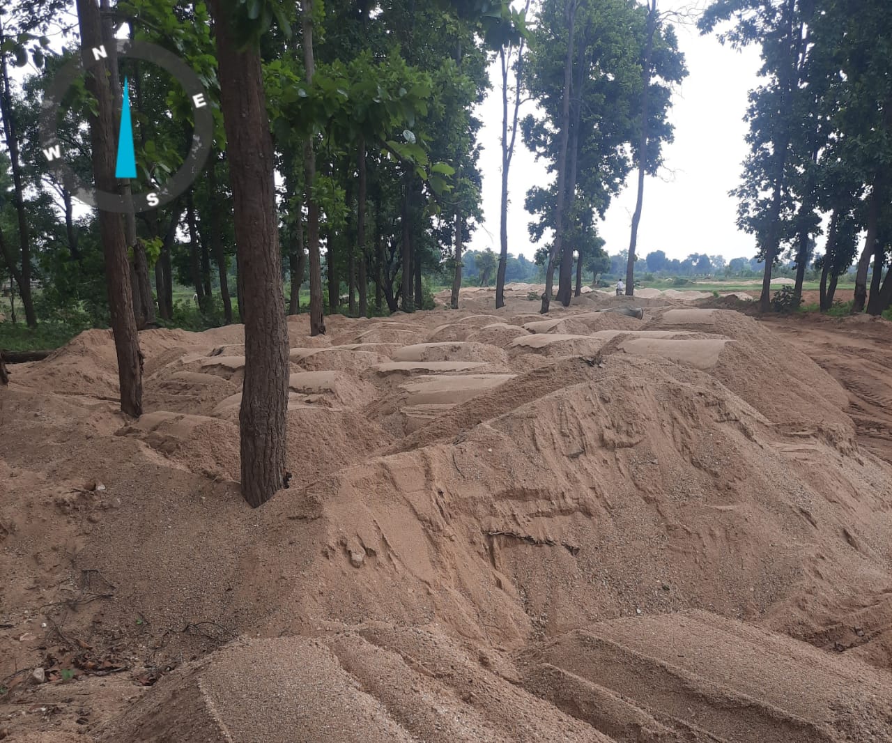 KHUNTI: बड़ी मात्रा में अवैध ढंग से भंडारण कर रखे गए बालू जब्त, आरोपियों पर केस दर्ज