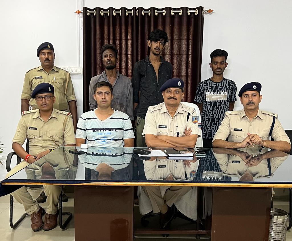 महज 24 घंटे में चोरी की गाड़ी के साथ तीन चोर गिरफ्तार