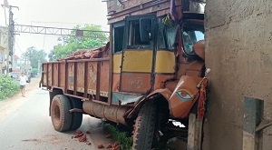 LOHARDAGA: ..और अचानक बॉक्साइट लदा ट्रक डिवाइडर से टकरा गया , तस्वीर में देखिये भयावहता