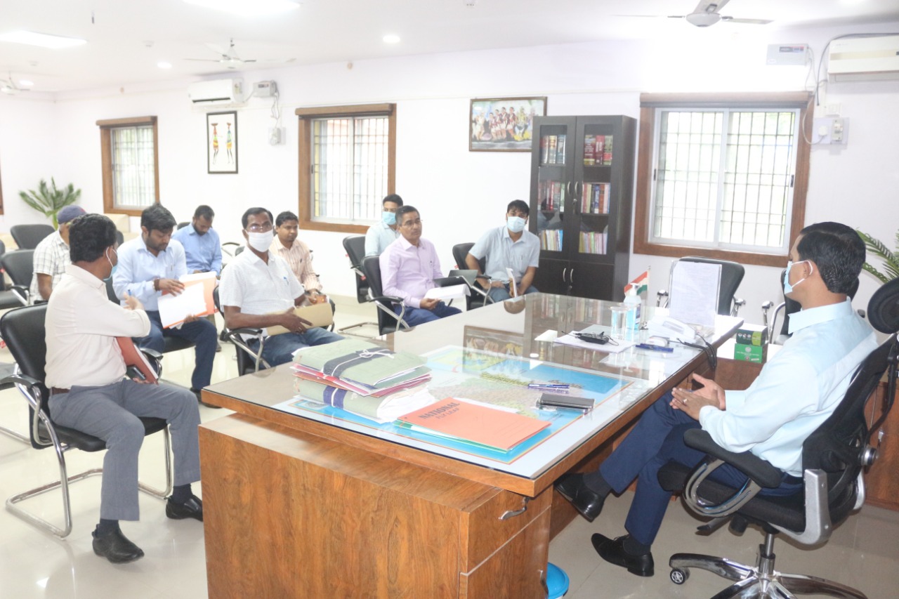 सभी योजनाएं समय पूरी हों- गुमला DC सुशांत गौरव ने समीक्षा बैठक में अधिकारियों को दिए निर्देश