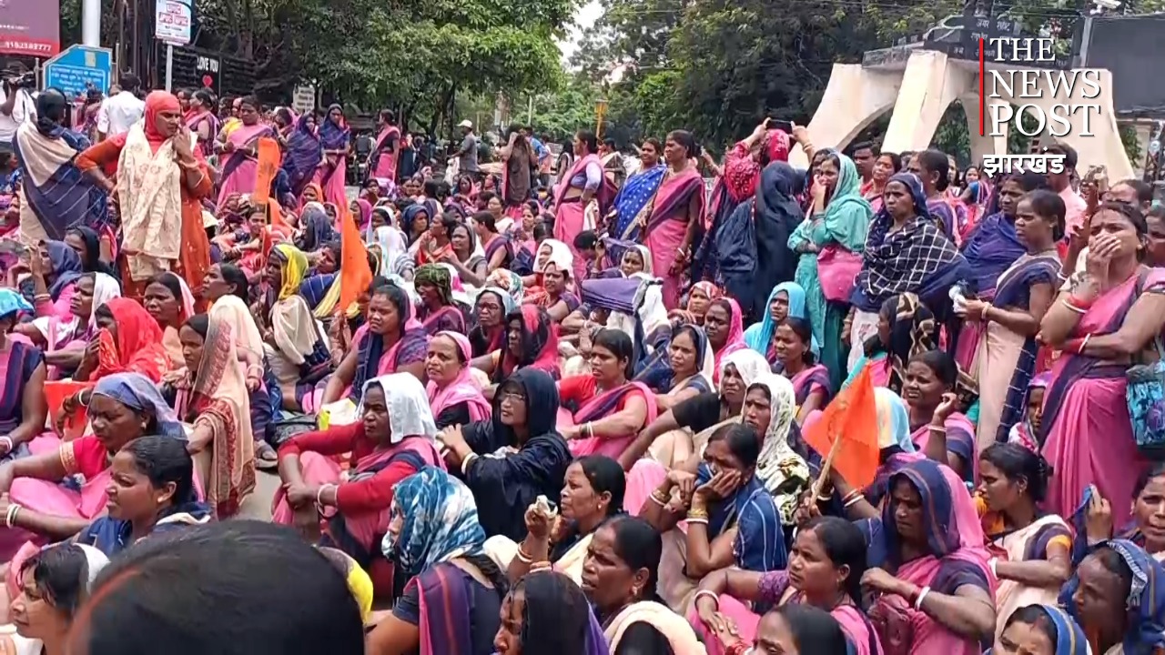 सरकार की सुस्ती से परेशान साहिया और सेविकाओं ने बकाए वेतन की मांग को लेकर किया रणधीर वर्मा चौक जाम