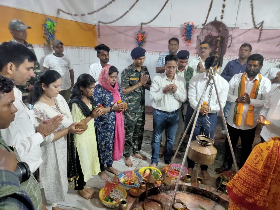 बाबा टांगीनाथ धाम में व्यवस्था देख भड़के गुमला DC, समिति की कार्यशैली पर उठाए सवाल