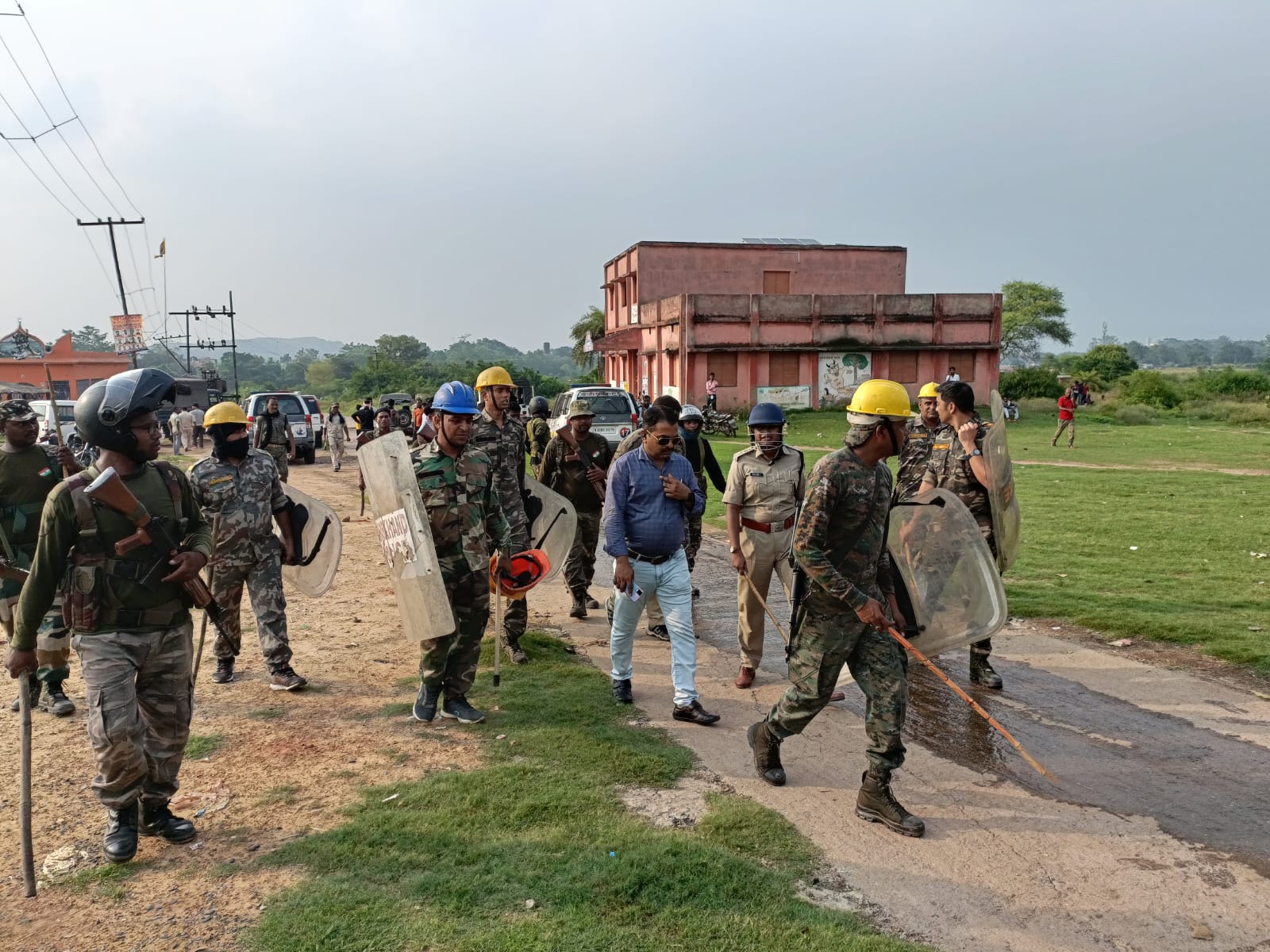 BREAKING : युवक के अपहरण के बाद दो गुटों के बीच झड़प, फायरिंग और बमबाजी से दहला बाघमारा