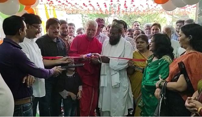 गढ़वा में गंगा-जमुनी तहजीब: गढ़देवी मंदिर के पुजारी और जामा मस्जिद के इमाम ने किया प्रतिष्ठान का उद्घाटन