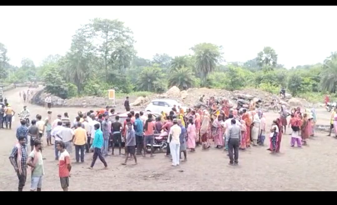 सेल के टासरा प्रोजेक्ट में पुलिस और ग्रामीणों में भिडंत , लाठी चार्ज में एक युवती घायल