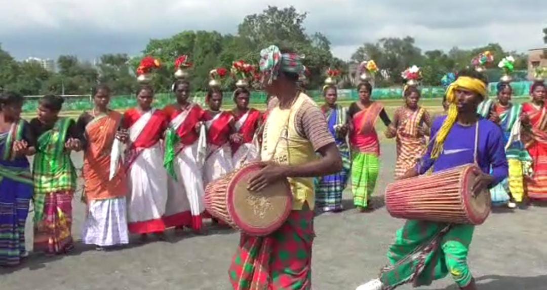 आदिवासी दिवस पर कोयलांचल में निकली भव्य झांकी, पारंपरिक वेशभूषा में शामिल हुए महिला-पुरूष