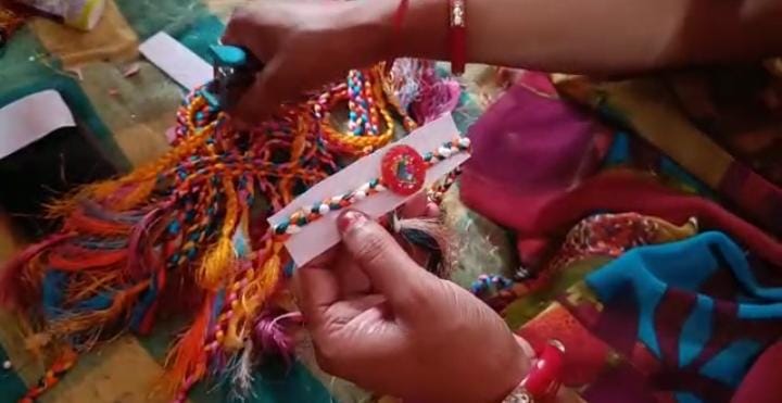 आर्गेनिक राखियों से सजेगी भाईयों की कलाई, आदिवासी महिलाएं अनाज के दोनों कर रही तैयार