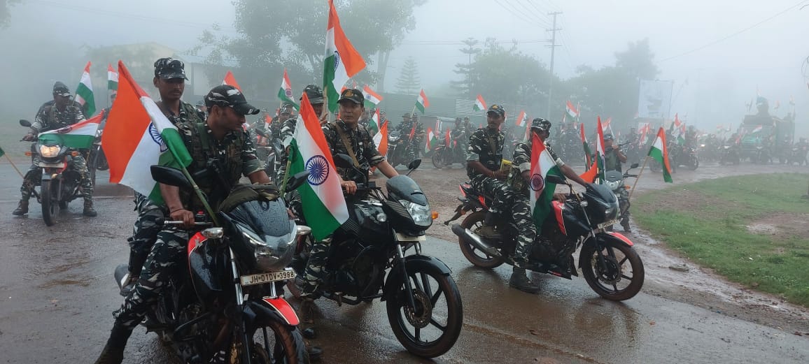 नक्सलियों के गढ़ सारंडा में सीआरपीएफ ने निकाली तिरंगा यात्रा, ग्रामीणों को किया जागरूक    