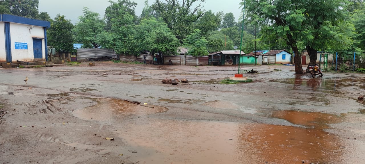 किरीबुरू में भारी वर्षा से नदी-नालों का जल स्तर बढ़ा, सड़कों पर भी जलजमाव         