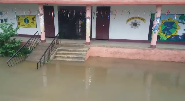 यह तालाब नहीं, झारखंड के एक सरकारी स्कूल का आंगन है, जानिये क्यों बनी ऐसी स्थिति