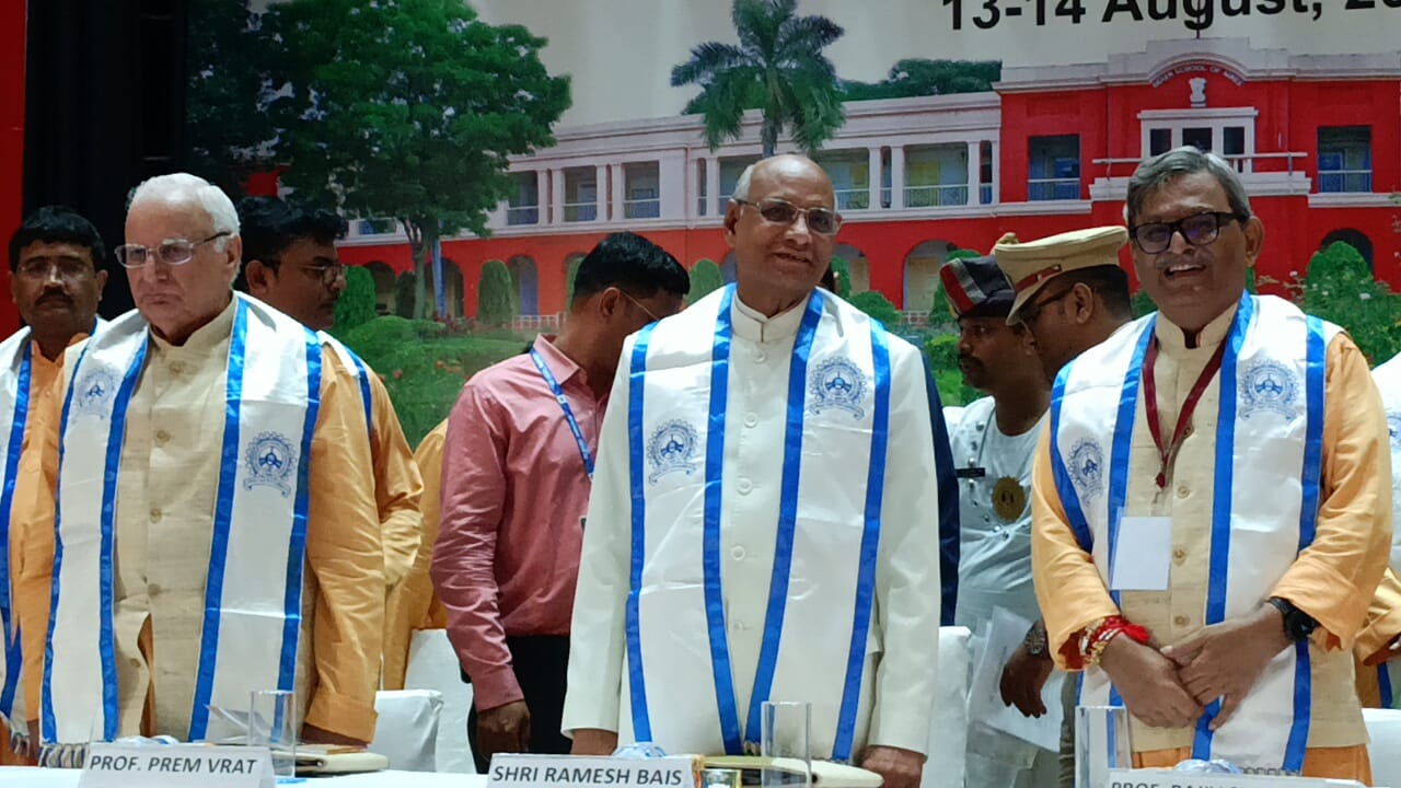 दीक्षांत समारोह में पहुंचे राज्यपाल ने कहा -प्रगति कर रहा है IIT, छात्र -छात्राओं ने क्या कहा , आप भी जानिये