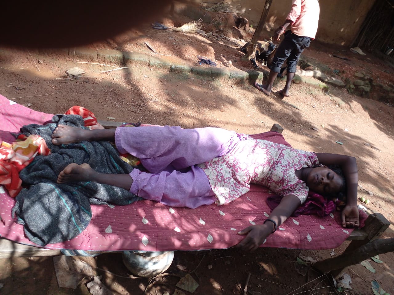 कोल्हान जंगल के कई गांवों में अज्ञात बीमारी से दर्जनों लोग अक्रांत, एक की मौत