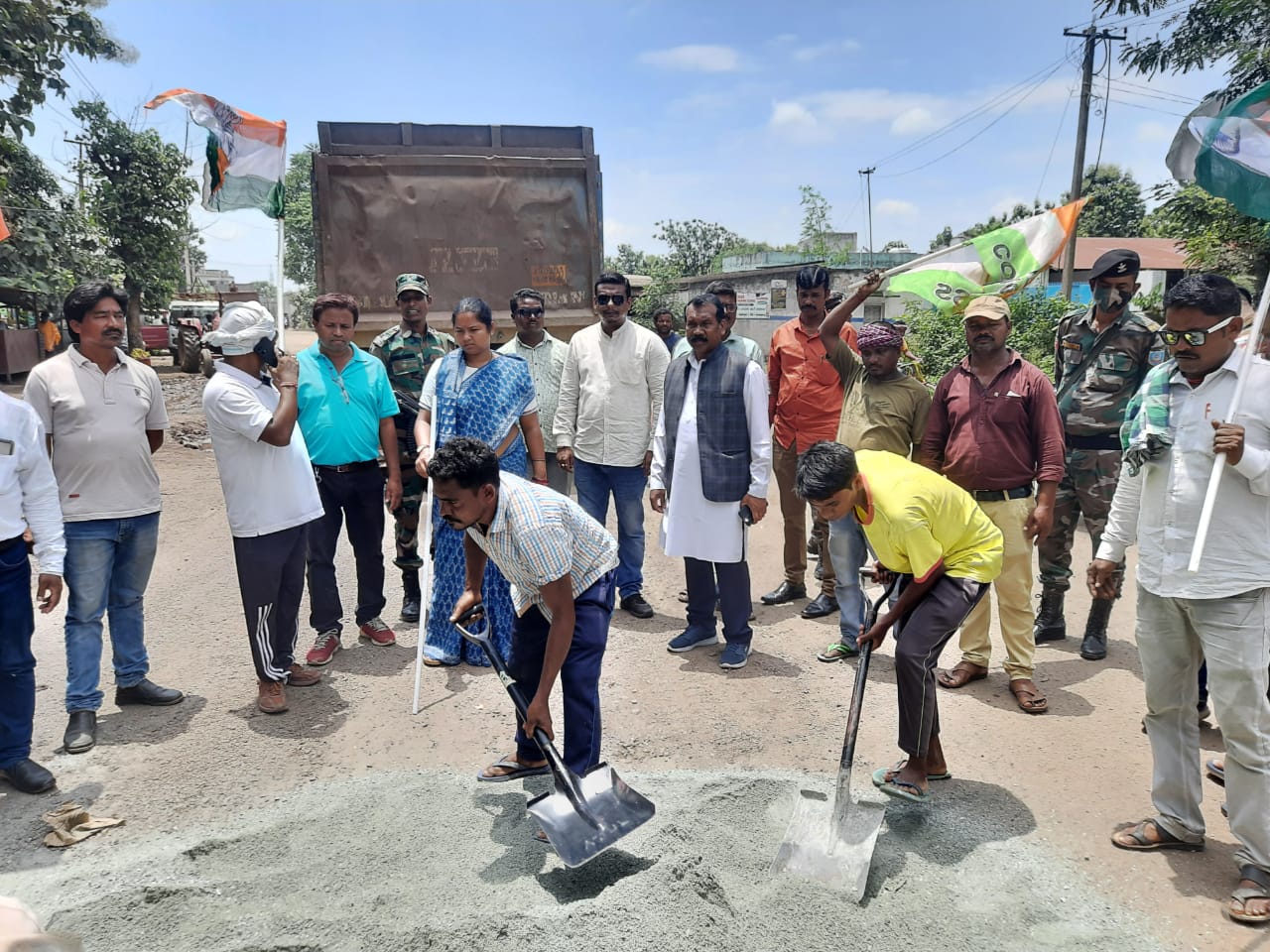 सड़क पर उतर कर ये क्या करने लगे पूर्व सीएम मधु कोड़ा और सांसद गीता, जानिये इसकी वजह