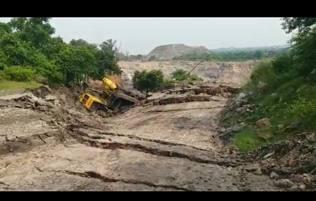 धनबाद : दही बाड़ी में भू धसान का दायरा बढ़ा , रोके गए खनन कार्य