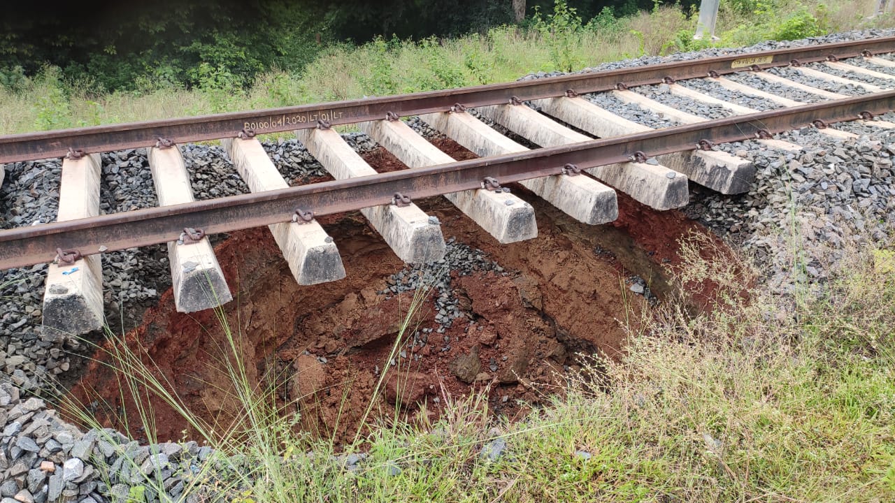 थापरनगर रेलवे स्टेशन से एमपीएल जाने वाले रेलवे ट्रैक के नीचे की जमीन जमीनदोज, लोगों में दहशत