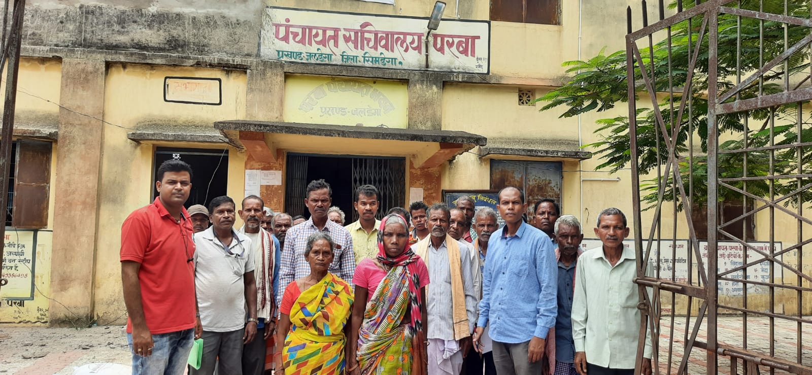 हाथियों के उत्पाद से परेशान ग्रामीणों के बीच सरकार ने बांटा 27 लाख से अधिक मुआवजा