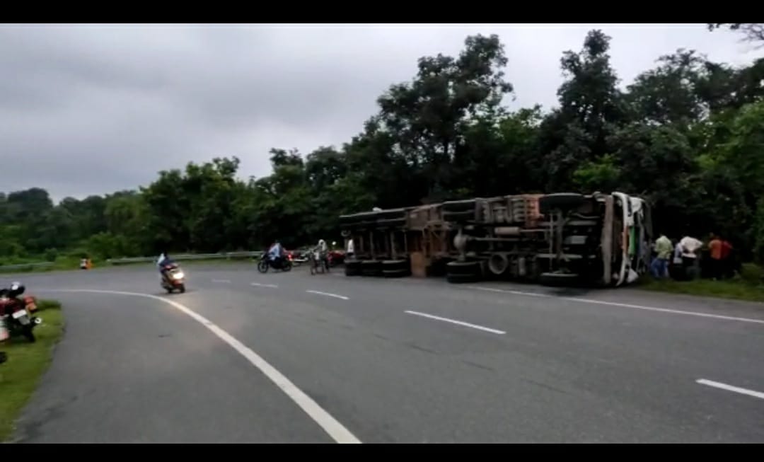 गोविंदपुर से बलियापुर को जाने वाली हीरक सड़क के तीखे मोड़ पर पलटीं दो गाड़ियां