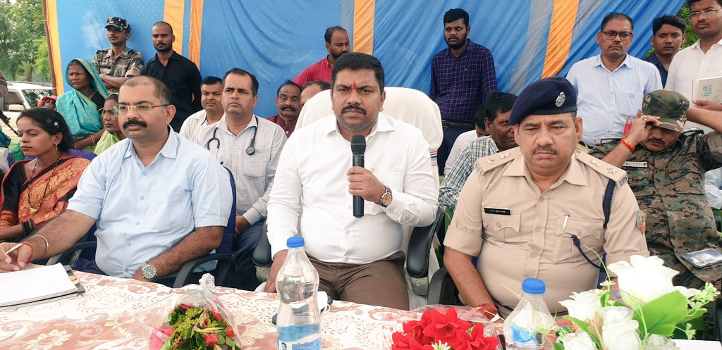 महुडंड से काला पहाड़ होते हुए हुसैनाबाद तक बनेगी सड़क, जानिये जनता दरबार में क्या बोले DC और SP