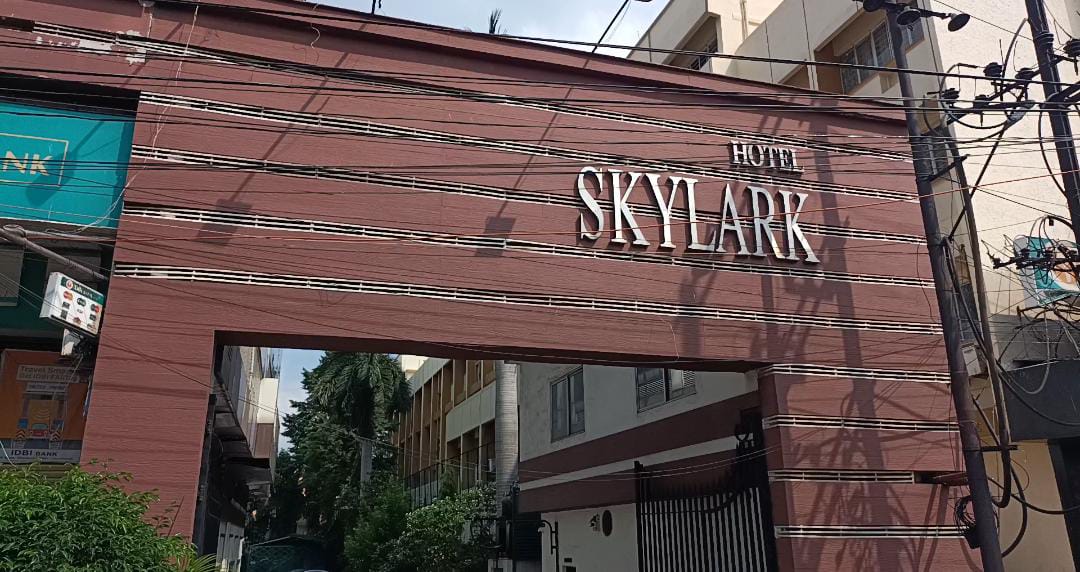 क्यों नीलामी पर चढ़ गया धनबाद का पहला थ्री स्टार होटल स्काईलार्क, जानें क्या है मामला