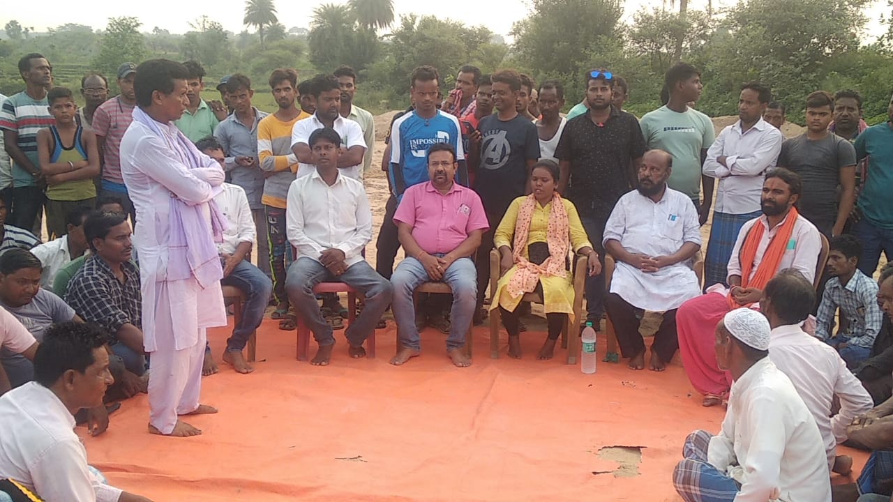 टुंडी का बाजरा बालू घाट भी विवादों में, जानिए ग्रामीणों ने बैठक में क्या लिया निर्णय 