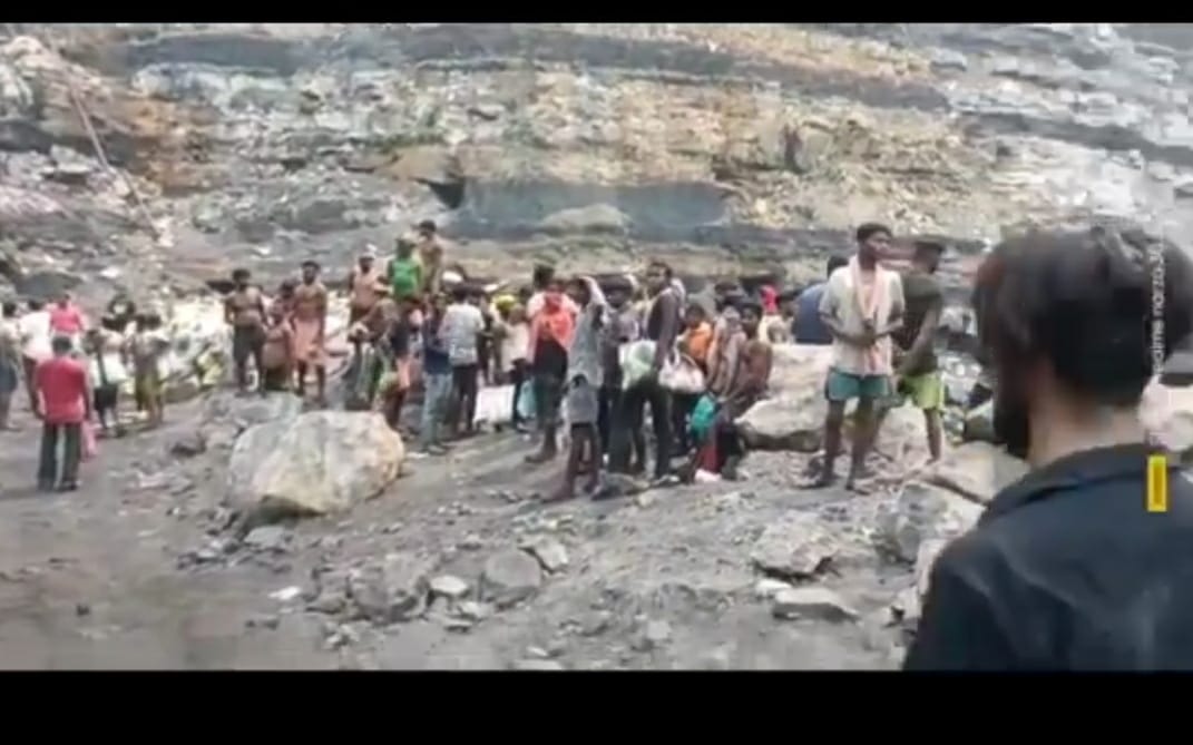 पुलिस के सामने ही चींटी-माटा की तरह अवैध मुहानों से निकल रहे थे कोयला चोर , जानिए कहां का है मामला 