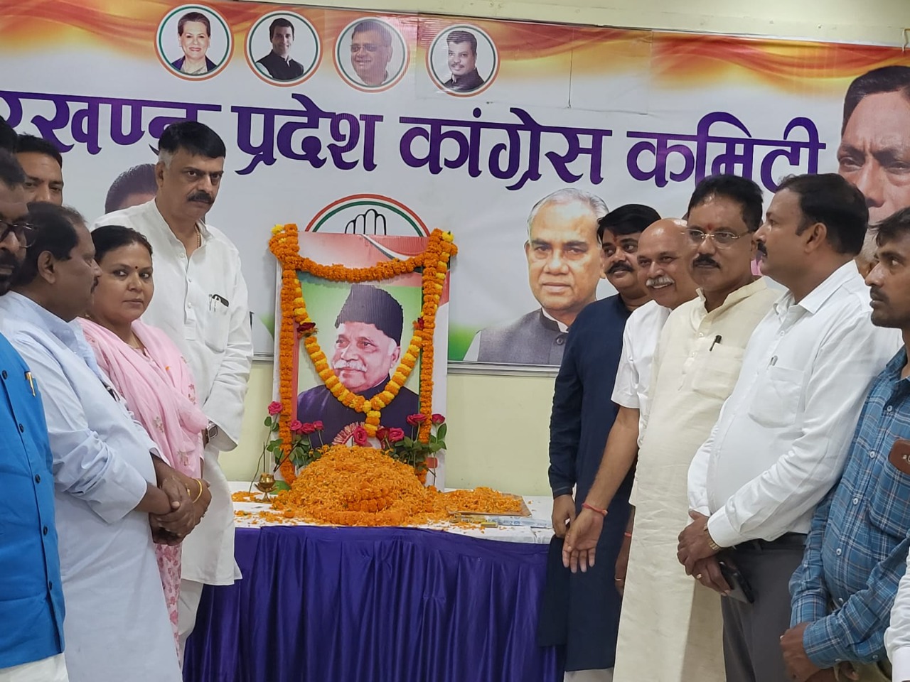 कांग्रेस भवन में स्व पीएन सिंह की मनाई गई पुण्यतिथि, उनके व्यक्तित्व और कृतज्ञता पर हुई चर्चा 