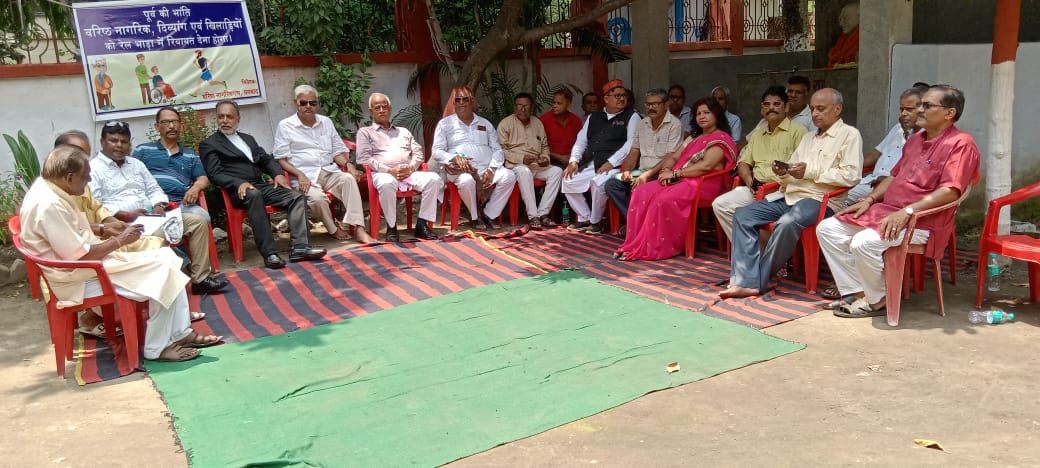 गांधी प्रतिमा के सामने सत्याग्रह पर रहे धनबाद के वरिष्ठ नागरिक, जानिए क्या है वजह