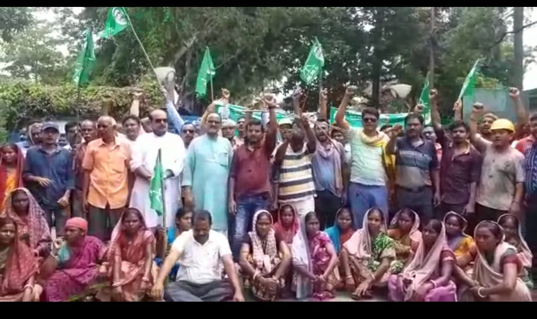 लोहा-कोयला चोरी के खिलाफ झामुमो का जोरदार प्रदर्शन, पुलिस- प्रबंधन पर मिलीभगत का आरोप