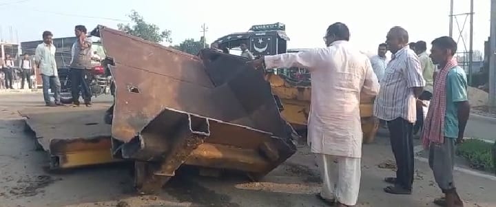 अवैध लोहा लेकर भाग रहे वाहन से गिरा स्क्रैप, बाल बाल बची भगत सिंह की प्रतिमा