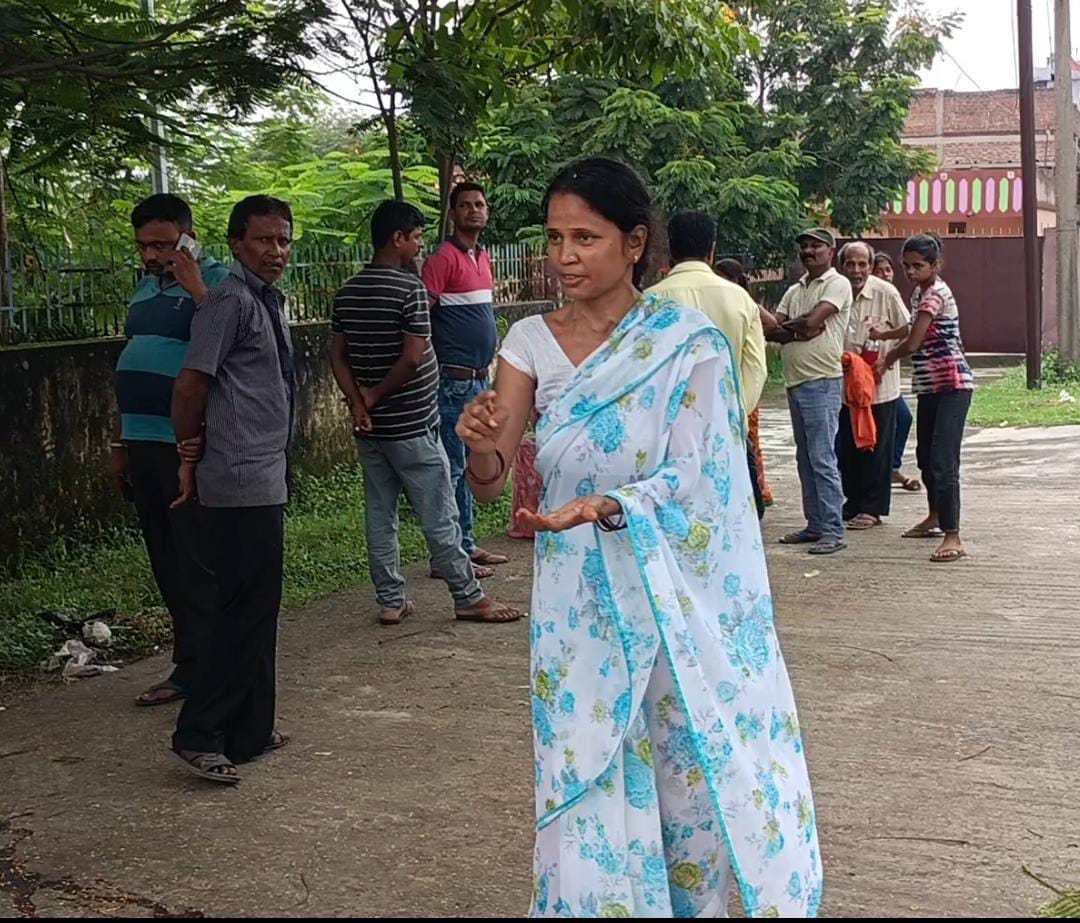 धनबाद के SNMMCH में बुधवार को फूट पड़ी ममता, बेटे की लाश दिखाने की माँ करती रही गुहार  