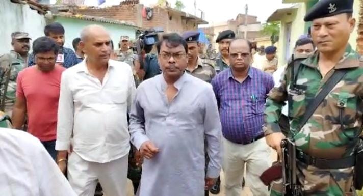 घटना के लगभग 12 दिन बाद पीड़ित परिवार से मिलने पहुंचे विधायक बसंत सोरेन, कहा अंडर गारमेंट लेने गया था दिल्ली 