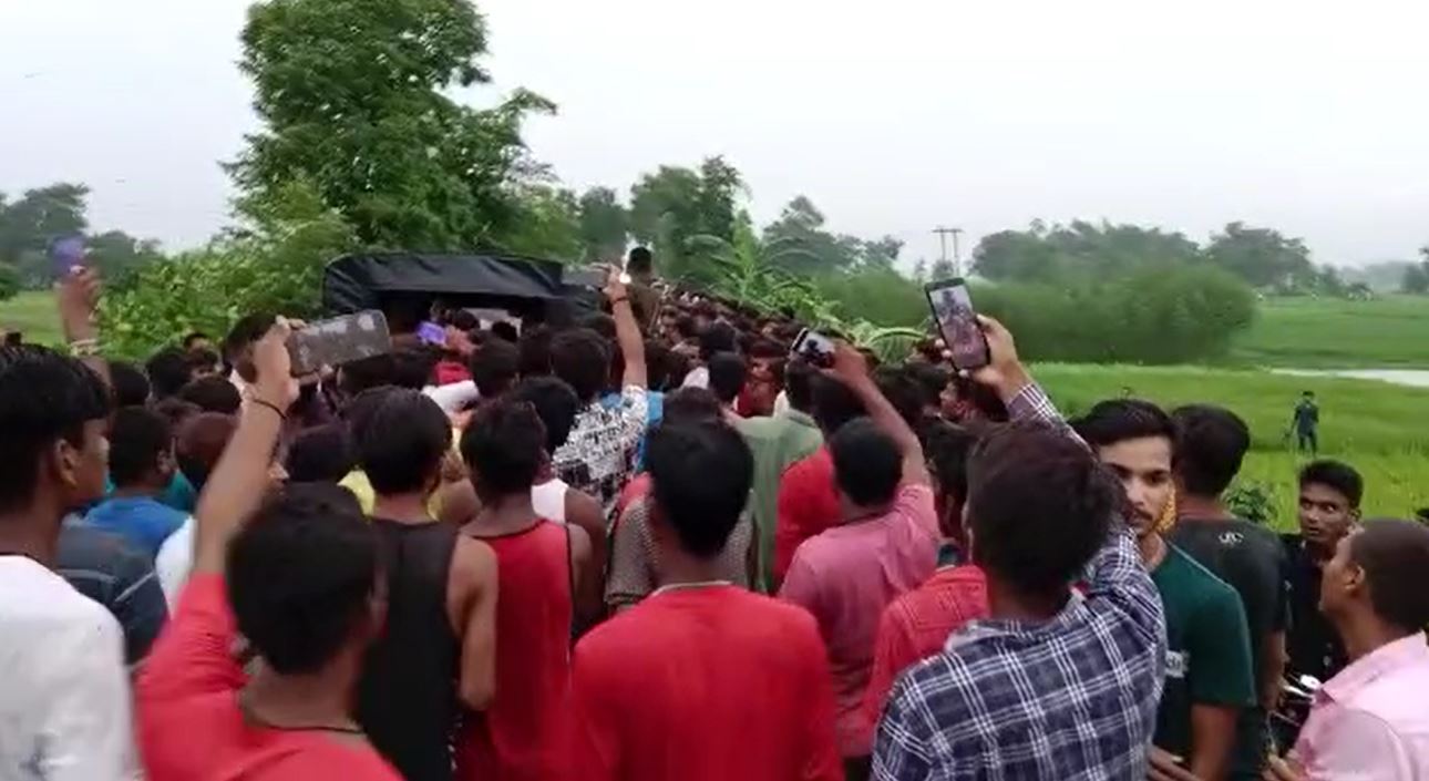 मॉब लिंचिंग : बच्चा चोर के संदेह में तीन युवकों की जमकर धुनाई , एक की हालत गंभीर